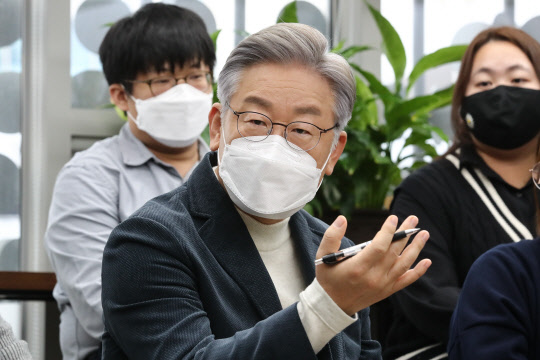 이재명 민주당 대선후보가 16일 서울 서대문구 청년문화공간 신촌파랑고래에서 열린 청소년·청년 기후활동가 간담회에서 참석자들과 대화하고 있다. 연합뉴스
